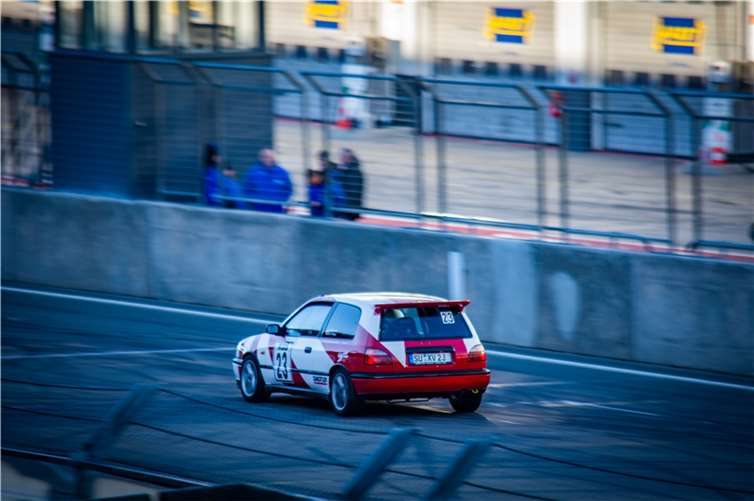 Zum letzten Mal in für die Saison 2022 stellte sich das in Rheinbach ansässige Motorsportteam Rheinland Motorsport am 9. Oktober 2022 der Herausforderung des Nürburgrings im Rahmen der RCN-Gleichmäßigkeitsprüfung.