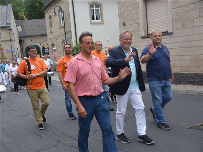 Bier, Markt, Musik und Unterhaltung Zum letzten Mal in offizieller Mission dabei: RalfKrayer und Peter Josef Schmitz mit einem Gast aus Österreich.