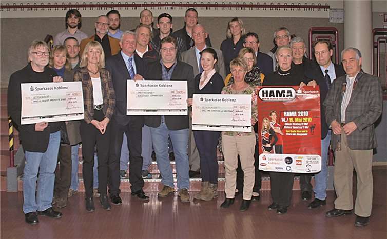 Zum letzten Mal wurden drei symbolische Schecks an soziale Institutionen und zehn Schulen übergeben. US