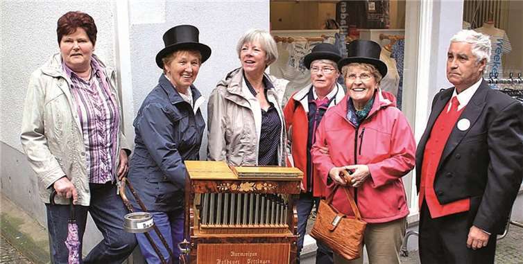 Zum „lustige Zigeunerleben“ lud ein Drehorgelspieler eine unternehmungsfreudige Damenrunde ein. DL