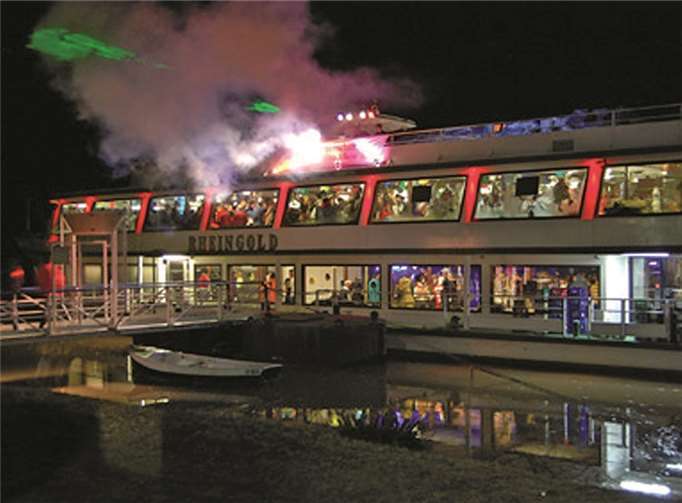 Zum närrischen 11. Mal startet das „Mosel-Narrenschiff“ ab Alken. Im röhrig bauzentrum kann man sich noch Plätze sichern für den Zusatztermin am 7. Februar 2014.privat