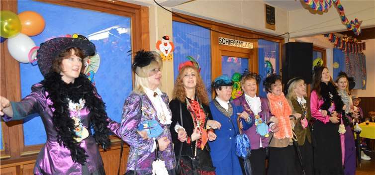 Zum närrischen Jubiläum anlässlich ihres 66-jährigen Bestehens begrüßten die Bad Bodendorfer Möhnen um Obermöhn Christne Wilden die ´jecken Weiber in der Schützenhalle begrüßen.AB