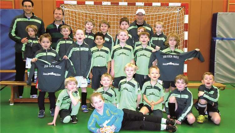 Zum neuen Jahr präsentieren sich die Spieler der Bambini-Mannschaft der JSG Eich/Kell in neuem Outfit.privat