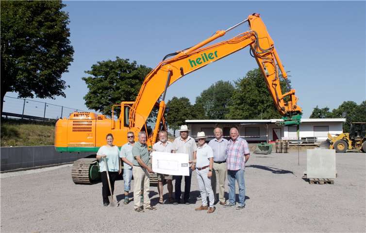 Zum obligatorischen Spatenstich trafen sich v.l.n.r. Isabel Risser (Beigeordnete Ortsgemeinde Simmern), Bernd Skrobek (IG KuRaSi), Norbert Blath (Ortsbürgermeister Eitelborn), Michael Carl (Vorsitzender SG Neuhäusel), Werner Christmann (Ortsbürgermeister Neuhäusel), Jörg Haseneier (Ortsbürgermeister Simmern), Prof. Dr. Hermann Schink (Ortsgemeinderat Simmern) und Rudi Krug (Erster Vorsitzender SC Simmern e.V.). Foto: privat