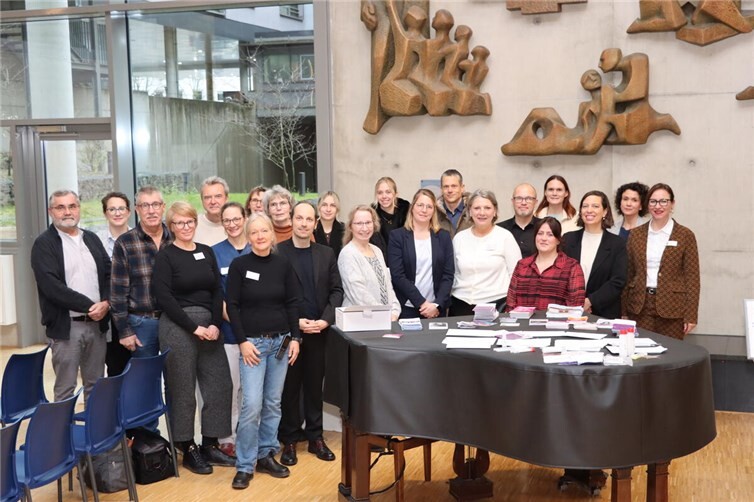 Zum offiziellen Start des Projektes, kamen zahlreiche Protagonisten zusammen, darunter das Direktorium des Krankenhauses, VertreterInnen der Frauenorganisationen, Sarah Rahe Referatsleiterin Gewaltprävention und Gewalt in engen sozialen Beziehungen, Chefärztinnen und Chefärzte der Bereiche Zentrale Notaufnahme, Gynäkologie und Kinder- und Jugendmedizin sowie Geschäftsführer Marienhaus Kliniken GmbH Christian Link, Mitarbeitende des Sozialdienstes und der Seelsorge.  Foto: Andrea Schulze