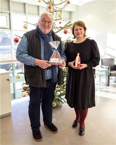 Zum persönlichen Kennenlernen trafen sich Bürgermeisterin Alexandra Marzi und Pfarrer Andreas Fuchs im Wirgeser Rathaus. Beide überreichten dem anderen ein kleines Geschenk. Foto: VG Wirges/ Silja Götte