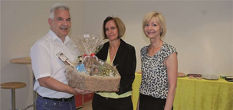 Zum runden Betriebsjubiläum gab es einen Präsentkorb (v.l.n.r.) Peter Krupp, Claudia Dreesbach, Gerlinde Krupp).Helmut Schwarz