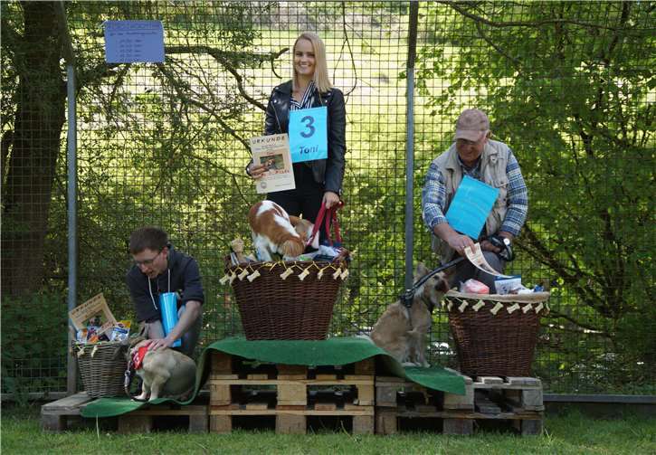 Zum schönsten Mischlingsrüden wurde Toni gekürt, der bequem in seinem Fresskorb Platz fand. Zweiter wurde der schöne Rudi, den dritten Platz belegte sichtlich stolz Buddy.