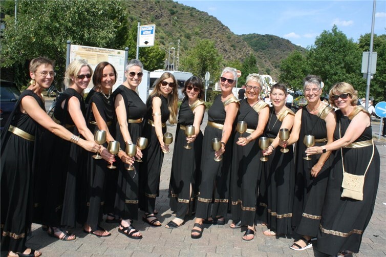 Zum schwarzen Outfit dieser weinfröhlichen Truppe passte auch der goldfarbene Trinkbecher hervorragend.