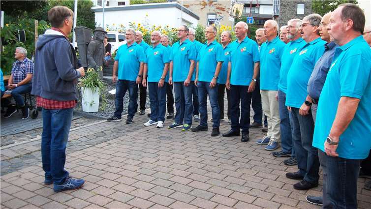 Zum siebten Mal stellte sich der Männergesangverein „Eintracht“ 1891 Trimbs beim „Singe off de Eck“ der Bevölkerung vor.Fotos: SK