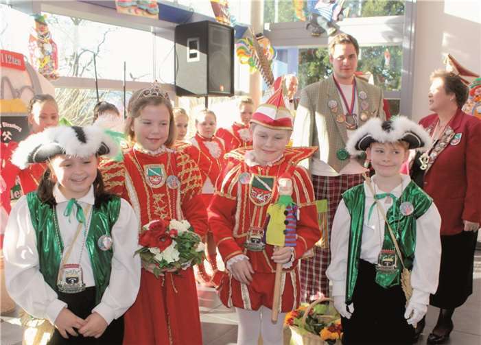 Felix I. und Paula I. sind die närrischen Herrscher von Rheinbreitbach Zum späten Sessionsstart präsentierte die KG „Me haale et us“ den Breitbacher Jecken mit Felix I. und Paula I. ein Kinder-Prinzenpaar, das von seinen beiden Freunden, den verschmitzen Pagen Etienne und Jenny, und Prinzenführerin Karoline Laufenberg durch den Fastelovend begleitet wird. DL