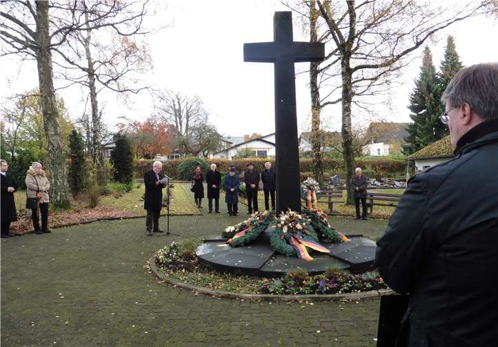 Zum stillen Gedenken an die Opfer beider Weltkriege wurde eine Gedenkfeier abgehalten.privat