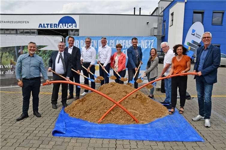Zum symbolischen Spatenstich in Kettig kamen Landrat Dr. Alexander Saftig und der Bürgermeister der Verbandsgemeinde Weißenthurm Thomas Przybylla gemeinsam mit Vertreterinnen und Vertretern von der atene KOM, der kommunalen Familie, von Deutsche Glasfaser, und der Wirtschaftsförderungsgesellschaft am Mittelrhein zusammen.  Foto: Kreisverwaltung/Morcinek