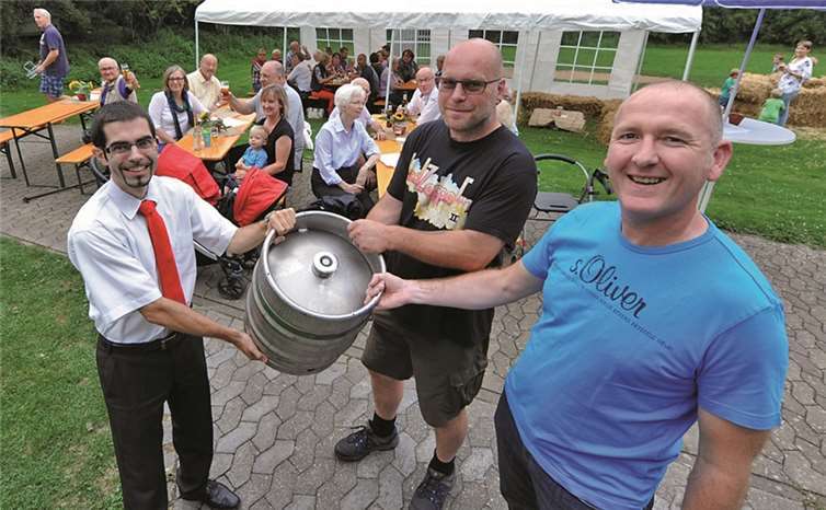 Zum traditionellen Fassanstich konnte die Bürgergesellschaft Christian Etten (l.) von der Kreissparkasse Ahrweiler begrüßen. FIX