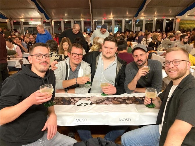 Zum traditionellen Federweißenfest war im Cochemer Festzelt an zwei Tagen wieder Hochstimmung angesagt. Foto: TE