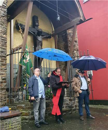 Zum traditionellen Fest Kreuzerhöhung trafen sich Nachbarinnen, Nachbarn und Freunde der Nachbarschaft am Läufkreuz. Foto: privat