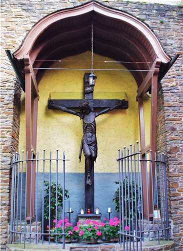 Zum traditionellen Fest Kreuzerhöhung trafen sich die Nachbarinnen, Nachbarn und Freunde der Nachbarschaft unter Corona-Bedingungen am Läufkreuz.Foto: privat