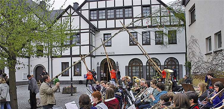 Zum traditionellen Maiansingen waren viele gekommen, und während die Männer der Feuerwehr den Maibaum aufstellten, wurden die Gäste musikalisch unterhalten. -RÜ-