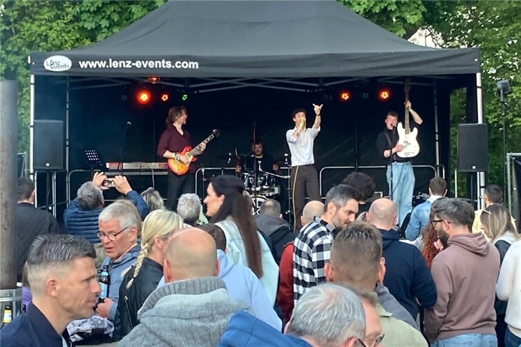 Zum traditionellen Maibaumfest fanden sich auf der Partymeile des Escher Marktplatzes einmal mehr viele Hundert Besucher ein.