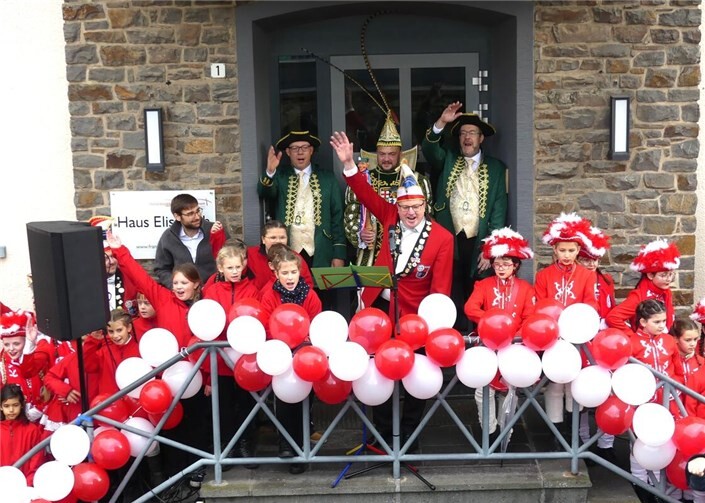 Zum traditionellen Marktspektakel starteten auch die närrischen Aktiven des Spokus Treis in ihre neue Session. Fotos: TE