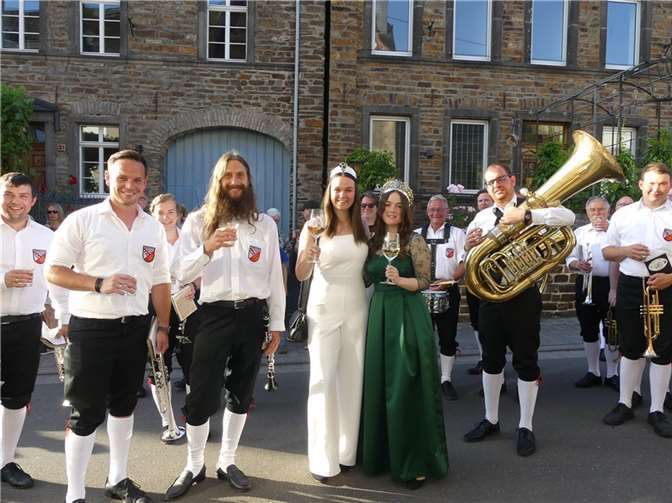 Zum traditionellen Sommernachtsfest der Winzerkapelle Pommern empfingen Ortsweinkönigin Julia I. und Moselweinkönigin Sarah I. die Umzugsteilnehmer mit einem leckeren Schluck „Mosel“. Fotos: TE