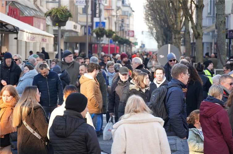 Verkaufsoffener Sonntag mit Currywurst und Schokolade Zum verkaufsoffenen Sonntag freuten sich die Händler über großen Zuspruch und reges Interesse.