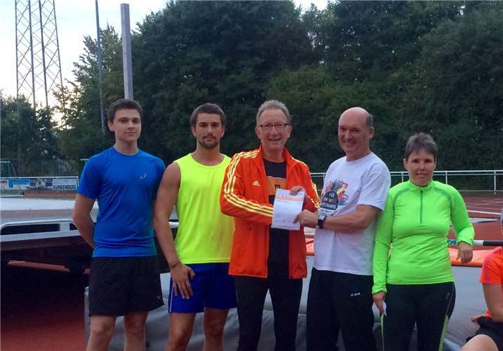 Zum wiederholten Mal erkämpfte sich Erwin Rüddel (3. v. l.) das Goldene Sportabzeichen. privat