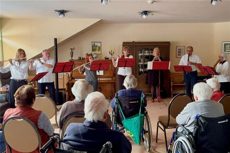 Zum wiederholten Mal war das Ensemble XL der Musikschule im Kreis Ahrweiler e.V. mit einem Mitsingkonzert zu Gast im Seniorenzentrum Villa Romantica in Niederzissen. Foto: privat