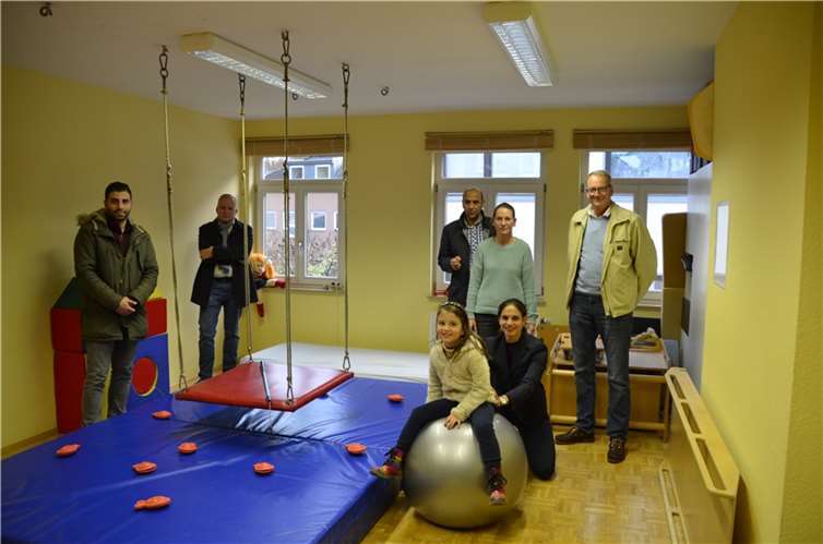 Zum wiederholten Male treffen sich die Remagener Liberalen mit Jamal Diaz und Nina Hunold. Diesmal schauten sie sich in den Praxisräumen von Nina Hunold um, die sich nun, wo auch noch eine Ergotherapie-Praxis in Neuenahr schließt, vor Nachfragen nicht mehr retten kann. Die FDP findet es fatal, dass Gewerbetreibenden seitens der Stadtverwaltung wegen Eigenbedarfs und der Errichtung eines öffentlichen Wohnzimmers gekündigt wird. Der Imageschaden für die Stadt wachse von Woche zu Woche.  Foto: FDP Remagen