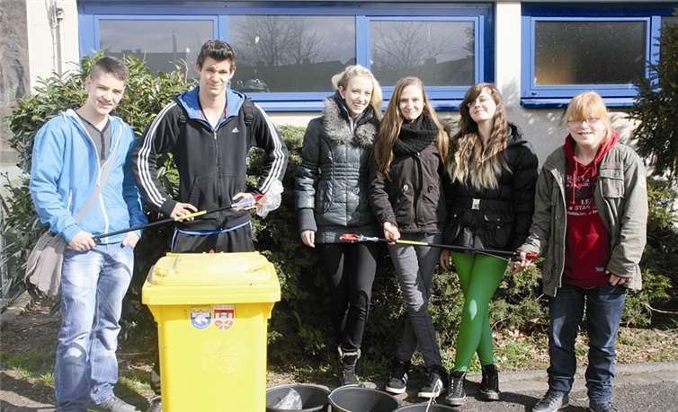 Zum wiederholten Male veranstalteten die Schülerinnen und Schüler der Klasse 9 f einen „Dreck weg-Tag“ und reinigten den Schulhof inklusive der Grünanlagen. privat