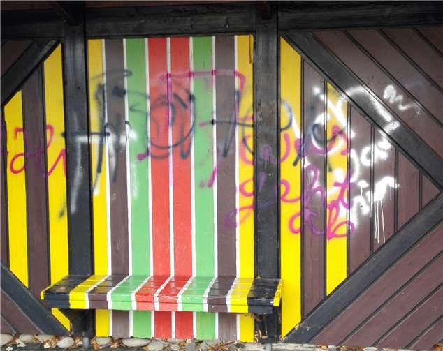 Zum wiederholten Male wurde die Buswartehalle am Spielplatz mit Graffitischmierereien verunstaltet.Foto: privat