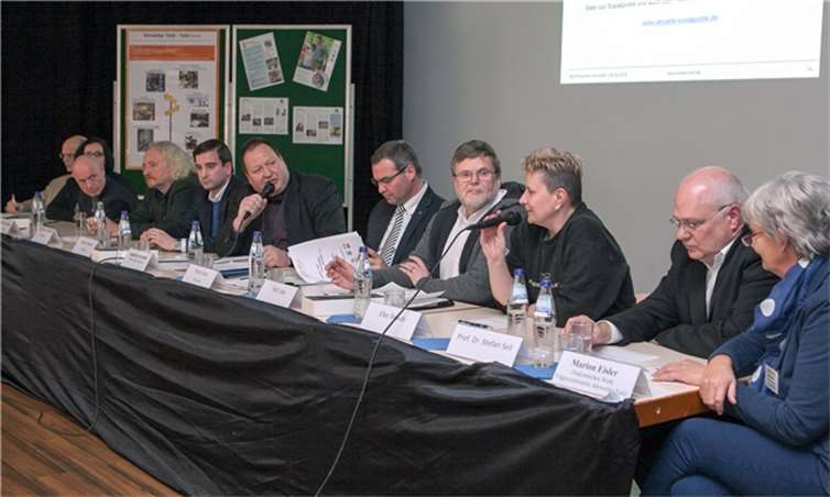 Zum zehnjährigen Bestehen der Ahrweiler Tafel suchten die Teilnehmer der Podiumsdiskussion nach Möglichkeiten, die Tafel in Zukunft überflüssig zu machen. JOST
