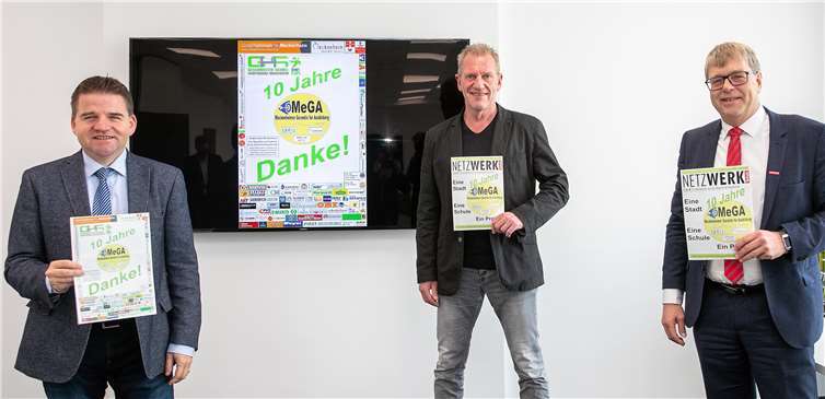 Zum zehnjährigen Bestehen des Projektes „Meckenheimer Garantie für Ausbildung“ (MeGa) wurde sogar eine eigene Zeitung herausgegeben, die (von links) Bürgermeister Holger Jung, Schulleiter Peter Hauck und Kreishandwerksmeister Thomas Radermacher präsentieren.Foto: JOST