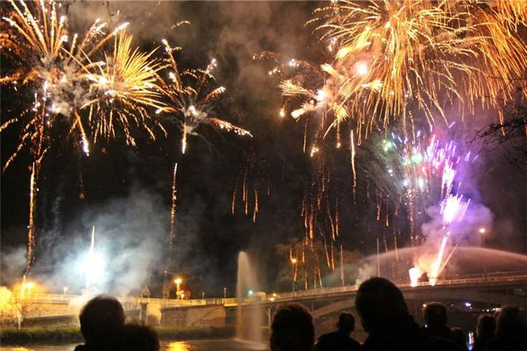 Zum zehnten Mal erlebten die Gäste beim „Lahnleuchten“ ein Feuerwerk der absoluten Spitzenklasse.