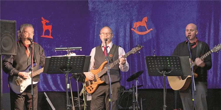 Lieder zum Mitsingen und Geschichten zum Zuhören Zum zweiten Mal begeisterte die „Revival-Band“ bei ihrem Auftritt während der „Grafschafter Weihnacht“ im Haus des Dorfes Leimersdorf. VJ
