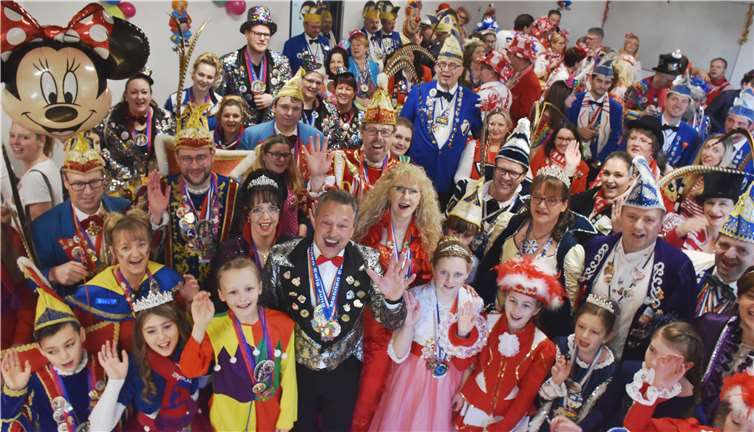 Zum zweiten Mal empfing Bürgermeister Hans-Werner Breithausen (vorne Mitte) die Repräsentanten des Karnevals in der VG.Fotos: HEP