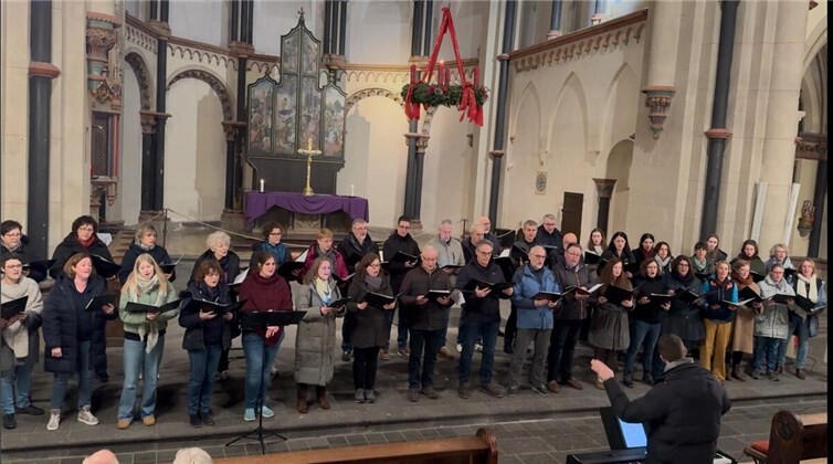 Zum zweiten Mal erhielten die Sängerinnen und Sänger vom Hausherrn, Pfarrer Andreas Kern, die Erlaubnis, in der wunderbaren Atmosphäre der Stiftskirche St. Martin und St. Severus aufzutreten. Foto: privat