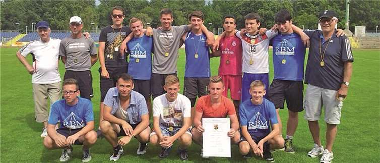 Zum zweiten Mal in Folge fürs Bundesfinale qualifiziert: Die Leichtathletik-Jugend der Realschule plus mit ihren Trainern Harald Reif, Peter Reif und Franz-Josef Baulig. Julian Turek