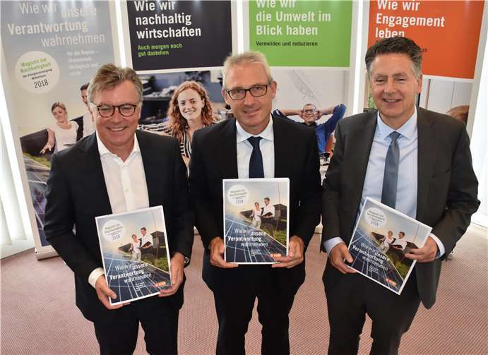 Zum zweiten Mal präsentierten die evm Vorstände Bernd Wieczorek von links Josef Rönz und Dr. Karl Heinz Sonnenberg das Nachhaltigkeitsmagazin.