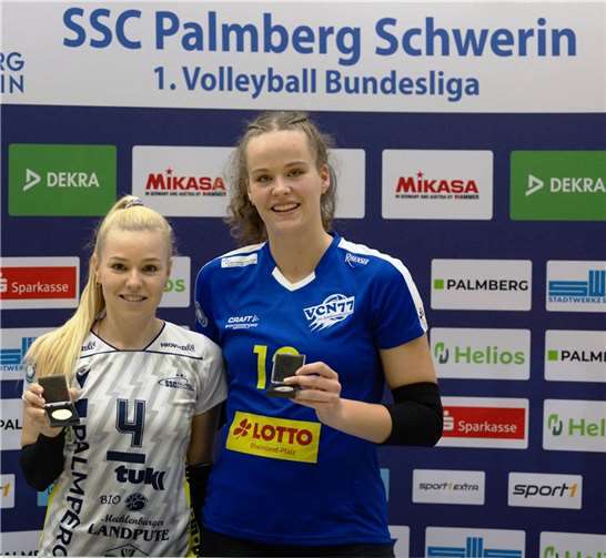 Zum zweiten Mal zur besten Neuwieder Spielerin gewählt: Laura Berger mit Nationallibera Anna Pogany.  Foto: Michael Dittmer