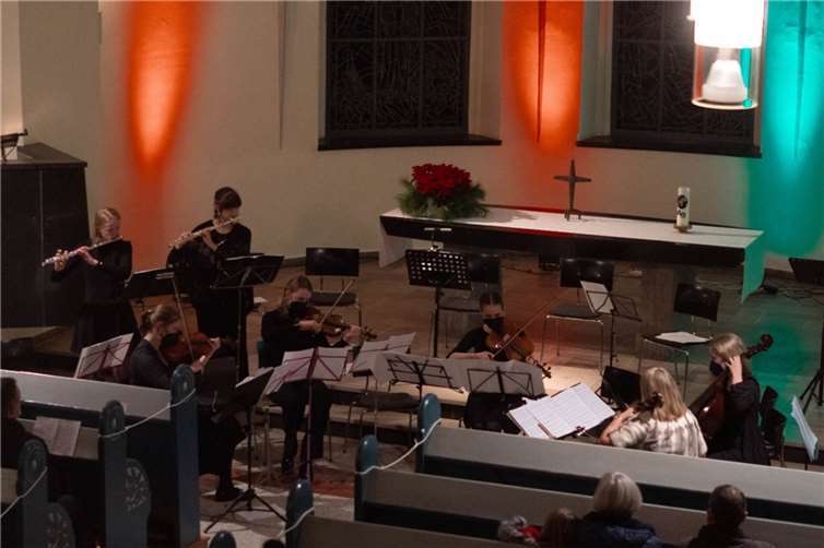 Nonnenwerther Weihnachtskonzerte im Kirchenasyl Zum zweiten Teil verlagerte sich das Konzert in die Kirche.