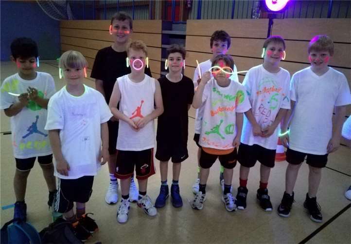Zumba Tanzen in selbstgestalteten T-Shirts und neonfarbener Schminke bei Schwarzlicht kam ebenfalls bei den Kids gut an.