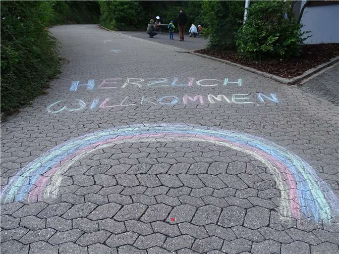 Zumindest auf Abstand waren die Kinder beim Sommerfest herzlich willkommen. Fotos: privat