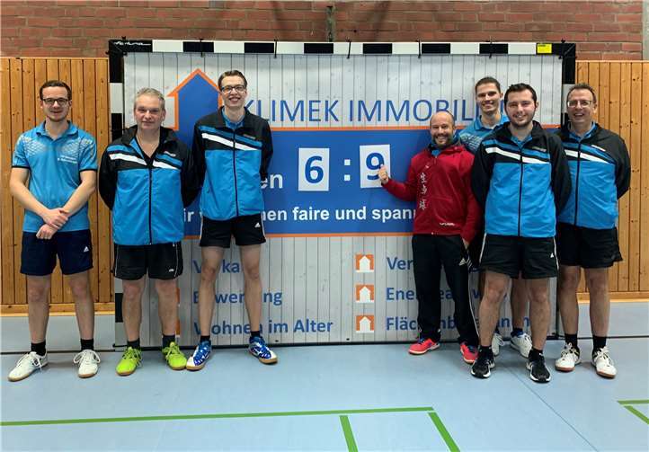 Zumindest der TuS Kehrig konnte sich über das Ergebnis freuen und wollte teilweise mit aufs Remagener Mannschaftsfoto (v. l.): Michael Kleinschmager, Guido Lenz, Tobias Dörr, Thorsten Weiler (TuS Kehrig), Daniel Jacquemien (hinten), Kevin Müller und Jürgen Dörr. privat