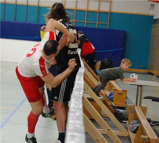 Zumindest der kleine Mann fühlt sich hinter der Bande in Sicherheit. Stefan Schmitz