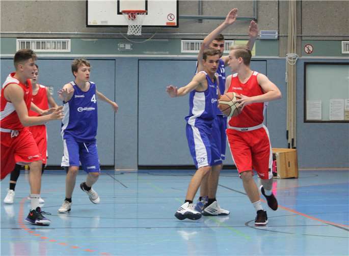 Zumindest eine Halbzeit lang war der U18 Nachwuchs, hier noch bei der Partie in Bendorf, ein ebenbürtiger Gegner für den Spitzenreiter SG Lützel-Post Koblenz. TH