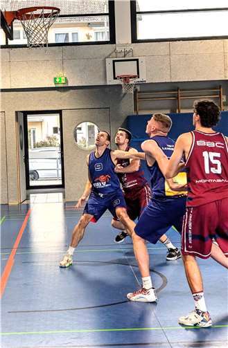Zumindest in dieser Situation wurde vorbildlich ausgeboxt, leider traf der Gast zu oft, es gab keinen Rebound.  Foto: privat