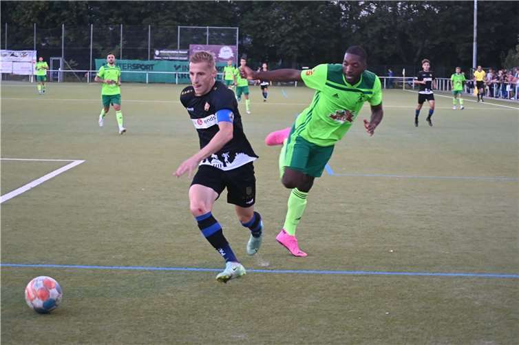 Zumindest mit Brice Braquin (re., hier im Duell mit Michael Stahl von der TuS Koblenz) hat die Eintracht einen Volltreffer gelandet.