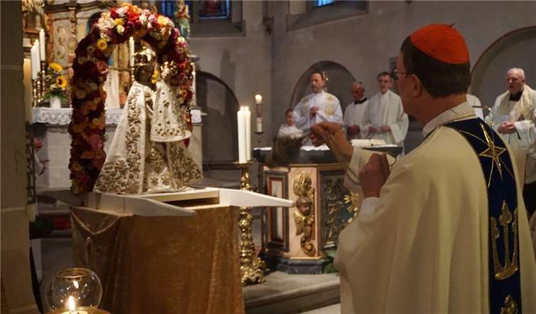 Zun Beginn des Gottesdienstes segnete der Erzbischof das Bruchhausenser Gnadenbild.
