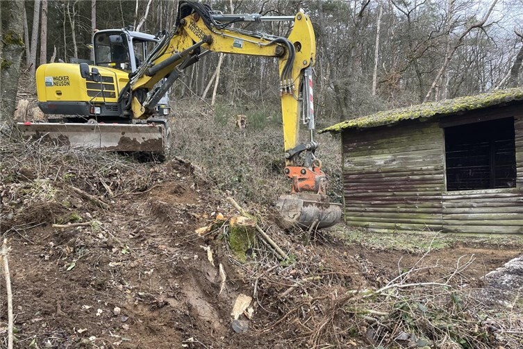 Zunächst befestigte man mit einem Bagger die Böschung.